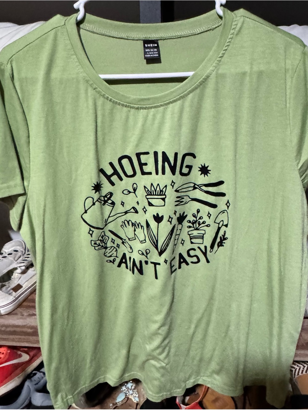 SHEIN Light Green Kids' 'Hoeing Ain't Easy' Gardening Graphic Tee
